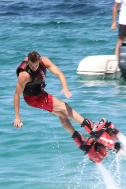 Prima di cimentarsi in nuove acrobazie sui campi da calcio, El Shaarawy si dedica ad acrobazie acquatiche nel mare della Sadegna, alle prese con il flyboard (Olycom)